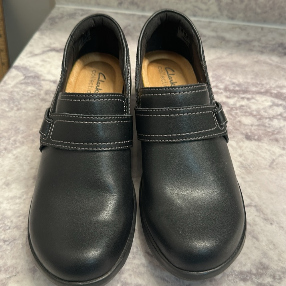 NWOT Leather Clarks Black Slip-Resistant & Comfortable Quality Clogs, Mules, 9 - Picture 2 of 7